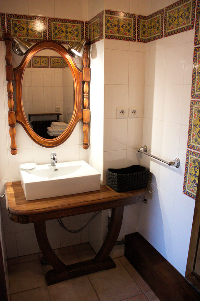 Miroir et meuble basque, salle d'eau