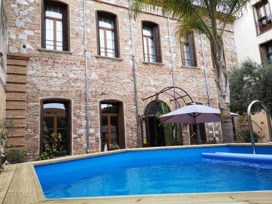Piscine et bâtiment en pierre